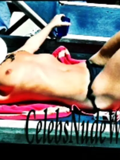 Young Mary Kate Olsen on nude photos