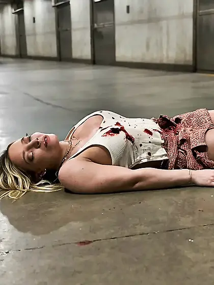 Hilary Duff stabbed to ☠️