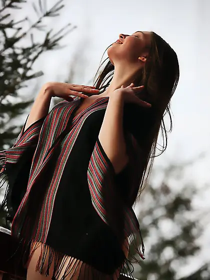 Dark-haired beauty in knee-high boots shows her pussy over snow