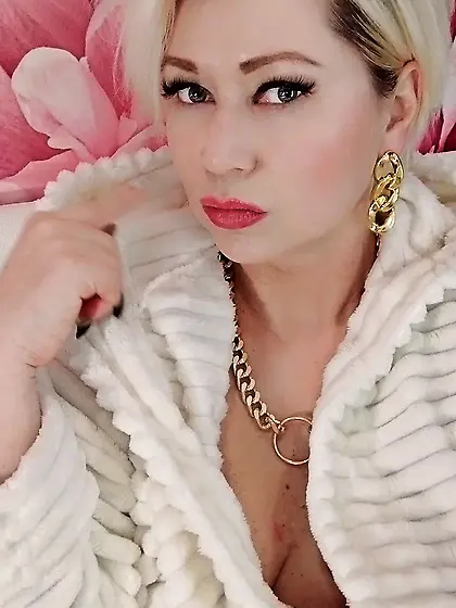 Charming mature slut with a mysterious look & naked cunt ))