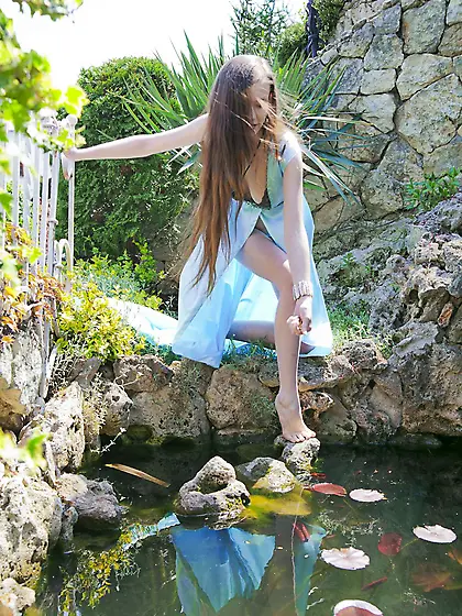 Cute Emily Bloom thinks nobody can see her widely stretched legs