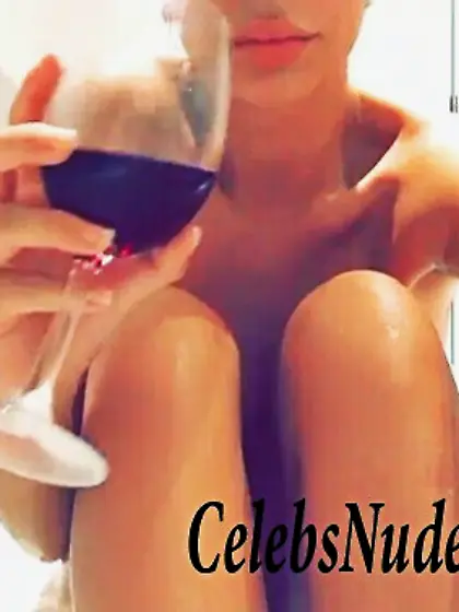 Nude Photos of Emily Ratajkowski