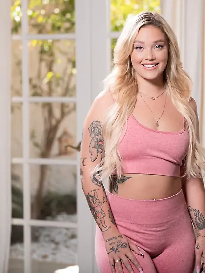 Kali Roses and a curvy brunette are going to get off together
