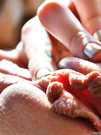 Attractive babe bathing in sunlight while exposing her greedy bu