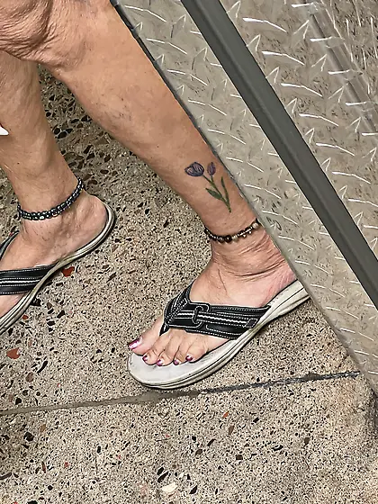 Gilf feet at supermarket