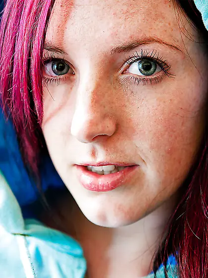 Love goddess with dyed hair and to-die-for titties opens her fun