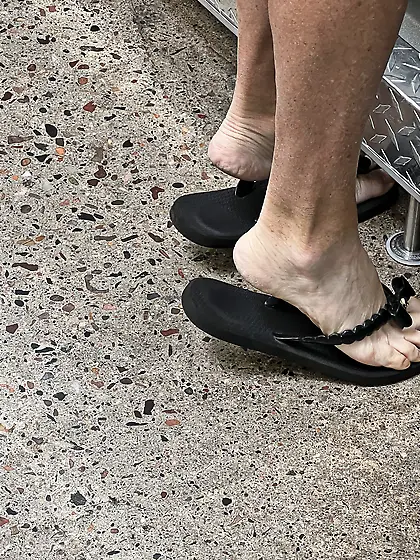 Gilf feet at supermarket