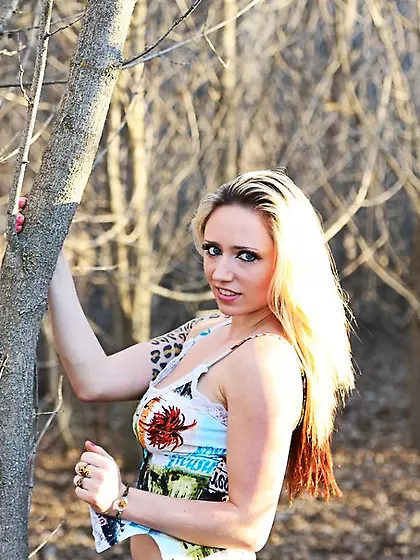 Stunning blonde babe pulls