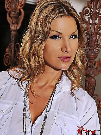 Very busty brunette Carol Goldnerova is a toys & masturbation lo