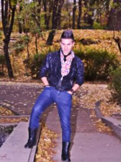 Brunette emyy perform close