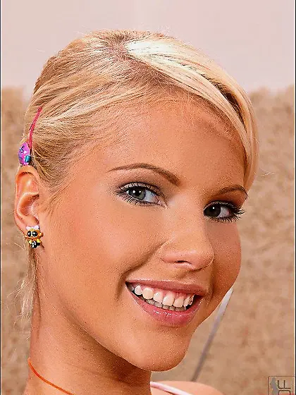 Frisky blonde babe Pink Pussy plays with her girlfriend Julya Br