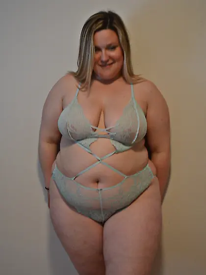 Cheating Slutty BBW wife loves to pose