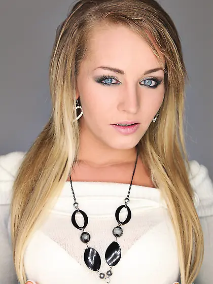 Blue-eyed blonde with tats takes off her tight jeans to reveal p