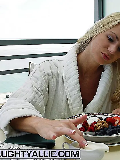 Blonde Amateur Hottie Gets Pussy Creamed