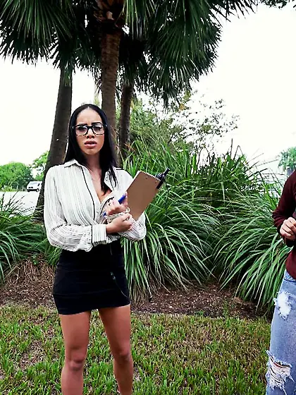 Brunette bus blowjob