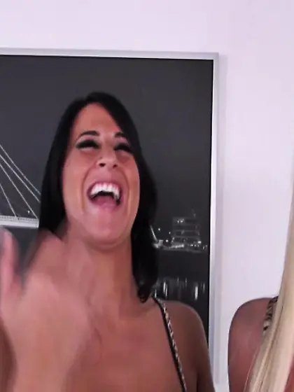 Blonde and brunette blowjobbers enjoy cum-swapping